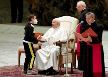 (VIDEO) Un niño sube al escenario durante la audiencia papal y consigue sentarse junto a Francisco y una gorra papal de regalo