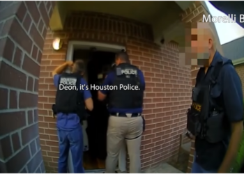 (IMÁGENES FUERTES) Publican videos de un tiroteo en EE.UU. donde un hombre mata con una ‘pistola ametralladora’ a un policía y hiere a otro