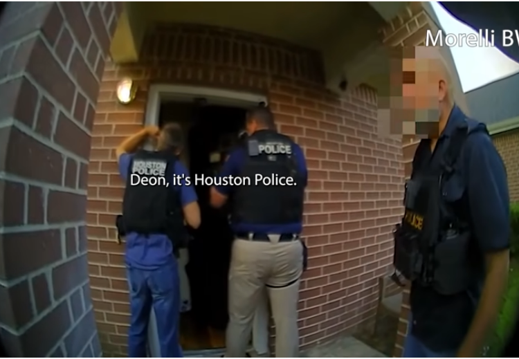 (IMÁGENES FUERTES) Publican videos de un tiroteo en EE.UU. donde un hombre mata con una ‘pistola ametralladora’ a un policía y hiere a otro