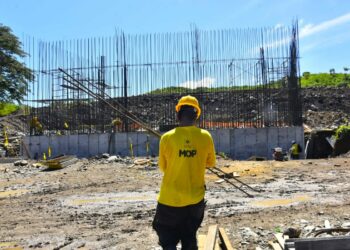 Continua construcción de puente que forma parte del Periférico Gerardo Barrios