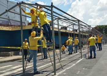 Construyen puestos temporales para beneficiar a vendedores afectados por el incendio en el mercado San Miguelito