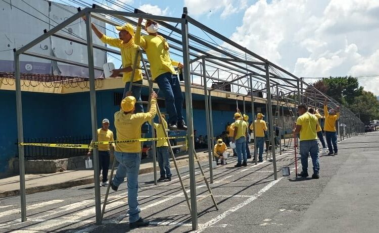 Construyen puestos temporales para beneficiar a vendedores afectados por el incendio en el mercado San Miguelito