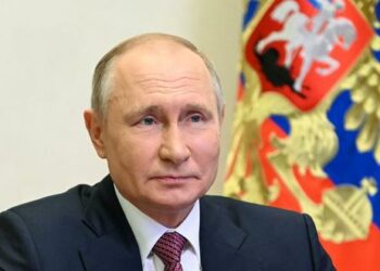 Agentes de inteligencia del Reino Unido creen que Rusia robó secretos de la fórmula de AstraZeneca para desarrollar la vacuna Sputnik V