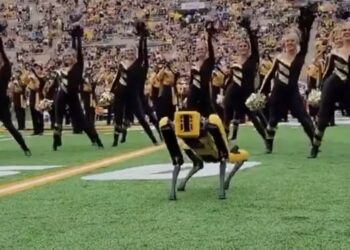 (VIDEO) Un robot de Boston Dynamics baila con las animadoras durante el espectáculo de medio tiempo de un partido de fútbol americano