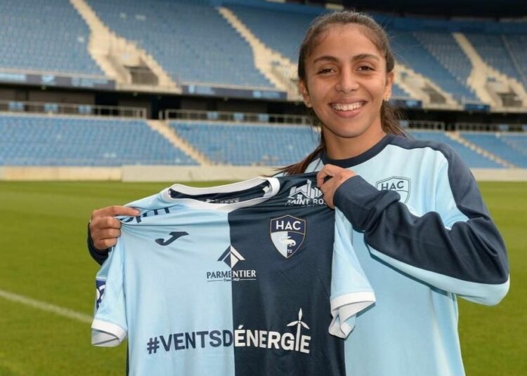 Futbolista salvadoreña Samaria Gómez, arribó a Francia donde jugará por un año en segunda división