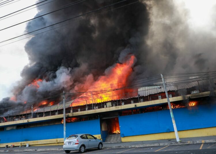 Bukele presenta tercera reforma a Ley del FIREMPRESA que beneficiará a pescadores, artistas y comerciantes del mercado San Miguelito