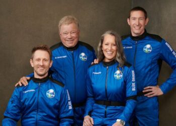 William Shatner “capitán Kirk” a sus 90 años, viajó al espacio y se convirtió en la persona de mayor edad en lograrlo