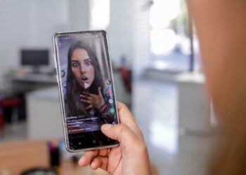TikTok podría ser la causa de que las adolescentes estén desarrollando tics, según una investigación