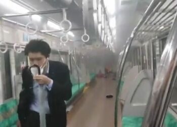 (VIDEOS) Detienen a un hombre con un cuchillo tras prender fuego en el metro de Tokio y dejar al menos a 15 personas heridas