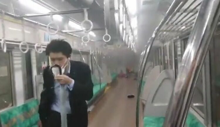 (VIDEOS) Detienen a un hombre con un cuchillo tras prender fuego en el metro de Tokio y dejar al menos a 15 personas heridas