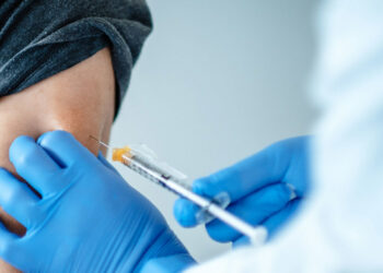 No vacunarse contra el COVID-19 hará que las personas sufran contagios recurrentes