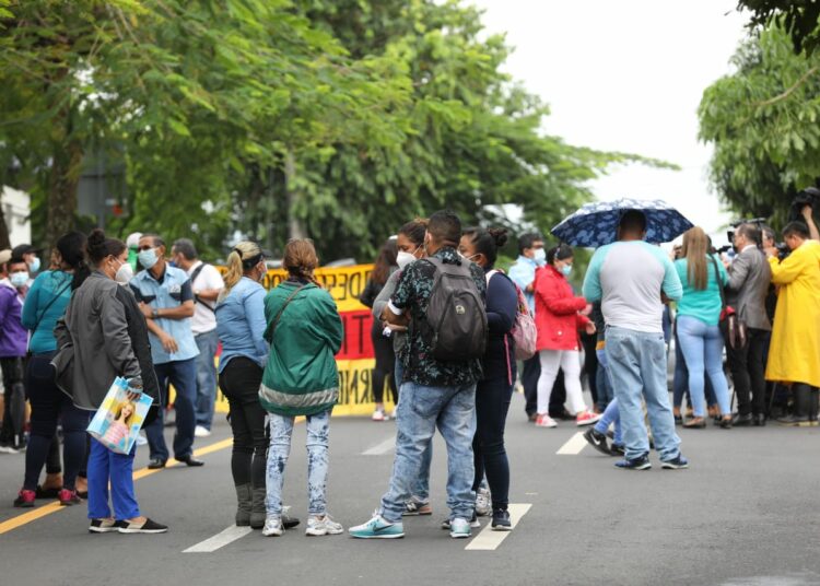 Trabajadores de empresas de seguridad privada marchan para exigir a patronal el respeto a las 8 horas laborales