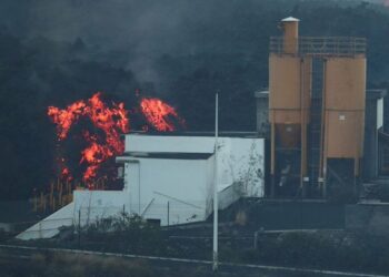 Un terremoto de magnitud 4,5, rayos volcánicos y otro barrio evacuado por el continuo avance de la lava del volcán de La Palma