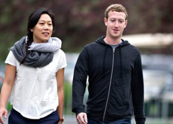 Dos exempleados demandan a Zuckerberg y a su esposa por acoso y discriminación en la oficina familiar de la pareja millonaria