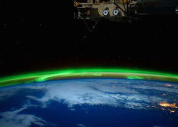 Captan desde el espacio una deslumbrante aurora de color verde con forma de anillo