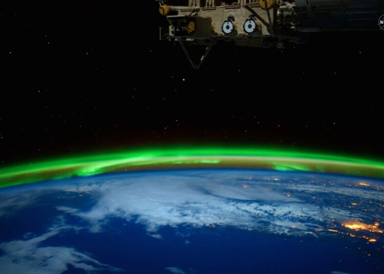 Captan desde el espacio una deslumbrante aurora de color verde con forma de anillo