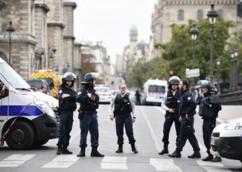Un terrorista atacó a policías en París al grito de “Alá es Grande” terminó herido y arrestado
