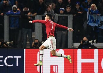 Cristiano Ronaldo marcó dos grandes goles y salvó al Manchester United de la derrota contra Atalanta