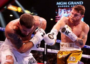 (VIDEO) Saúl ‘Canelo’ Álvarez noquea a Caleb Plant y hace historia al convertirse en el primer campeón de la categoría de los pesos supermedianos