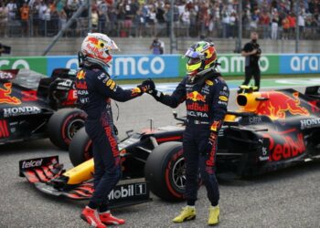 Verstappen gana con autoridad y Hamilton soporta presión de Pérez en el GP de México de F1