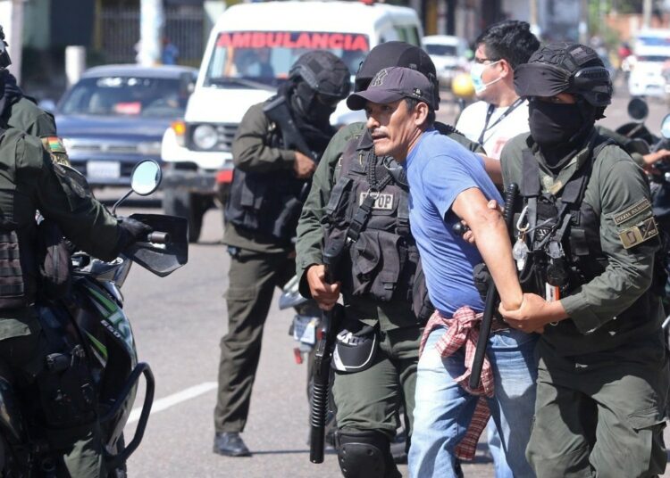 Enfrentamientos y detenciones marcan primer día de paro en Bolivia