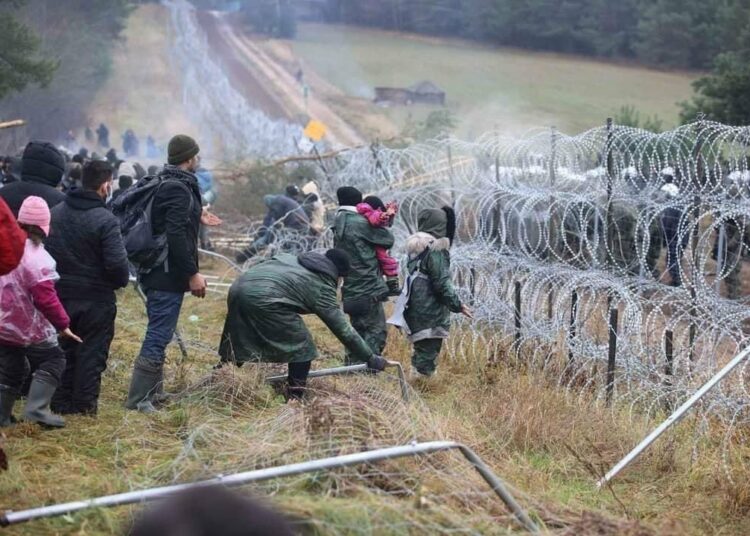 Crecen la tensión y el despliegue militar por la crisis de los migrantes en la frontera de Bielorrusia con Polonia