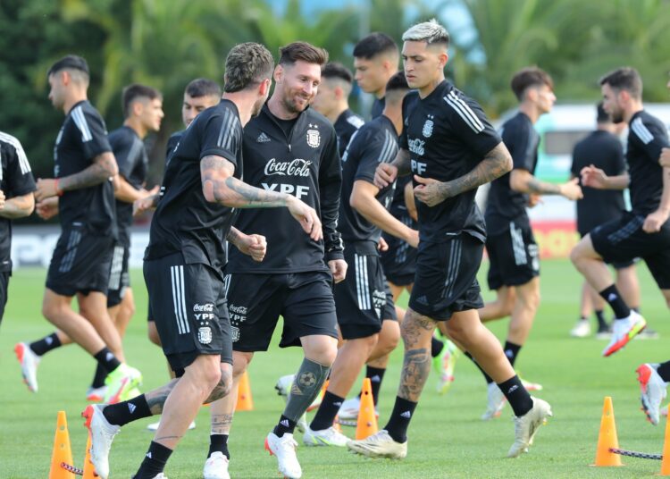 El cambio obligado que haría Scaloni y las tres opciones por si Messi no juega ante Uruguay