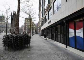 Por el repunte de casos de COVID-19, Países Bajos anunció el cierre nocturno y la ampliación del pase sanitario