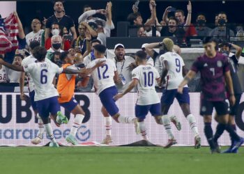 EEUU derrota 2-0 a México y lidera la eliminatoria de la Concacaf