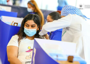 El número de extranjeros vacunados contra COVID-19 en El Salvador subió a 10,649, el Gobierno no baja la guardia