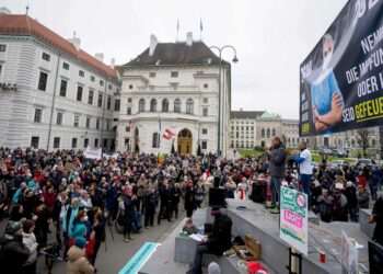 Austria desplegó policías para controlar el confinamiento de los ciudadanos no vacunados contra el COVID