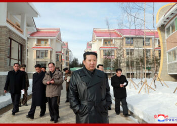 Kim Jong-un apareció en público por primera vez después de más de un mes