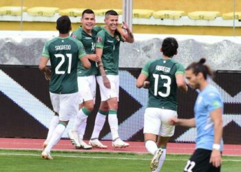 Bolivia golea 3-0 a Uruguay y sigue en carrera al Mundial de Qatar