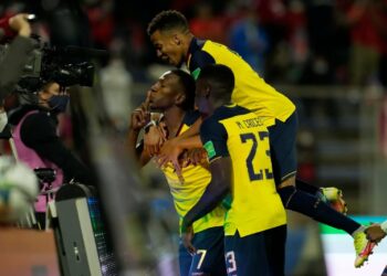 Ecuador venció 2-0 a Chile en Santiago y está más cerca del Mundial de Qatar 2022