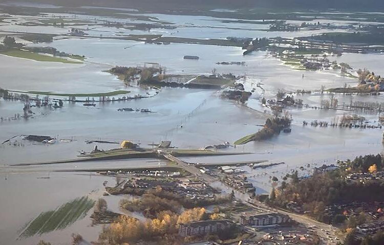 Históricas inundaciones arrasan una provincia de Canadá