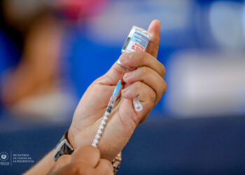 Realizan jornada de vacunación anti-covid19 en todos los centro fijos y móviles de El Salvador