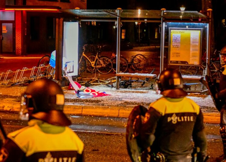 VIDEO: Vandalismo y choques con la Policía en varias ciudades de los Países Bajos en la tercera noche consecutiva de protestas por restricciones debido a la pandemia