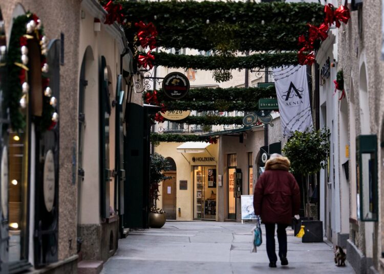 Austria entró en confinamiento estricto mientras crecen las protestas en Europa contra las restricciones por el COVID