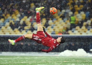 (VIDEO) Una obra de arte de Lewandowski abrió el camino al triunfo del Bayern de 1-2