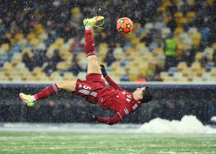 (VIDEO) Una obra de arte de Lewandowski abrió el camino al triunfo del Bayern de 1-2