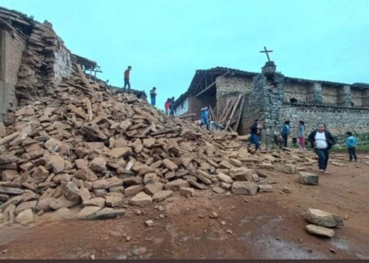 (VIDEO) Se derrumba la torre de la histórica iglesia de La Jalca Grande tras un fuerte sismo en Perú