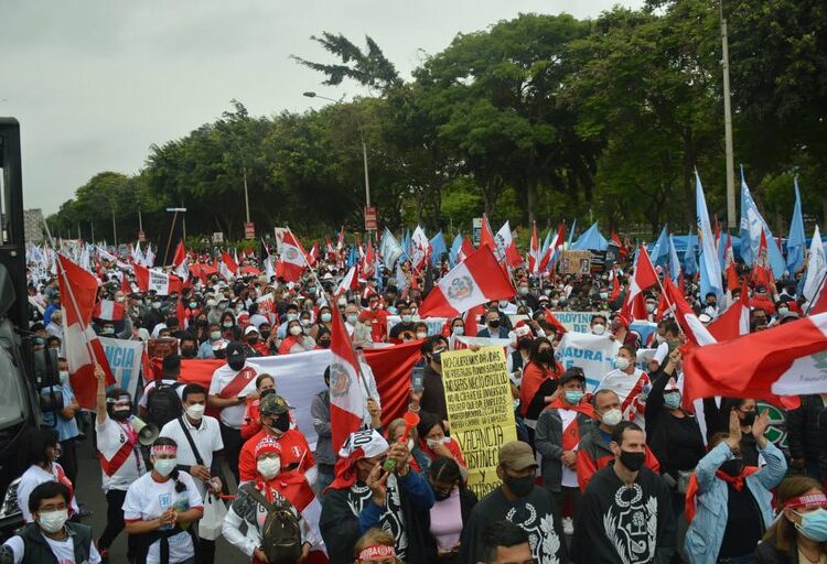 Manifestantes piden en Lima destitución de Pedro Castillo