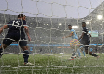 Manchester City gana 2-1 al West Ham y empata en el liderato con Chelsea