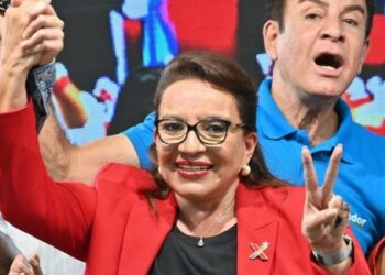 Xiomara Castro se perfila como nueva presidenta de Honduras en un lento conteo de votos