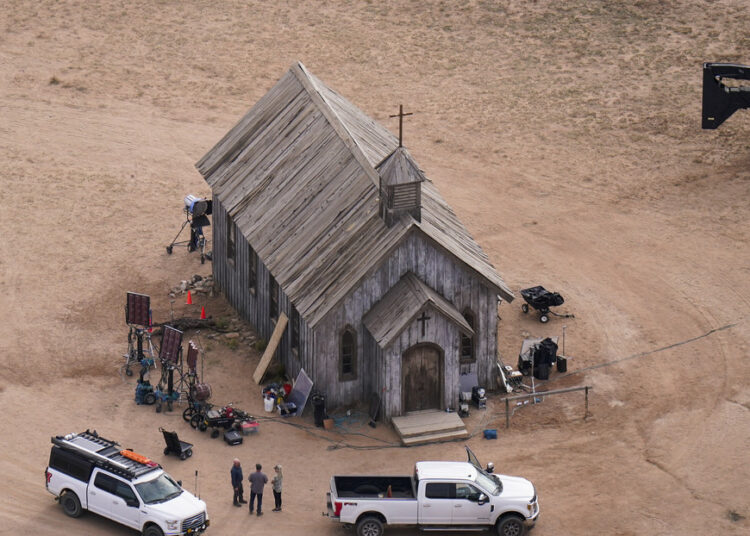 Un miembro del equipo de “Rust”, la película de Alec Baldwin, fue hospitalizado y podría perder un brazo