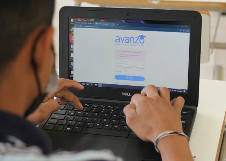 Estudiantes del sistema público y privado inician prueba AVANZO