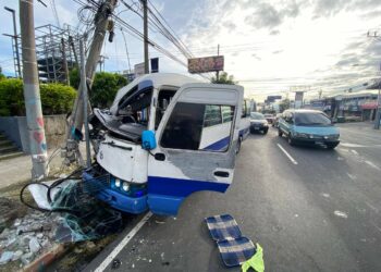 Microbús de la ruta 52 impacta contra poste y deja varios lesionados