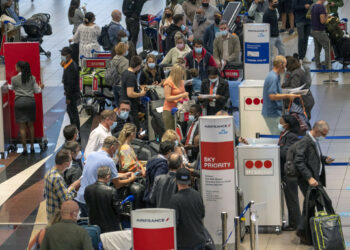 El mundo aísla al sur de África y crece la preocupación por la variante Omicrón