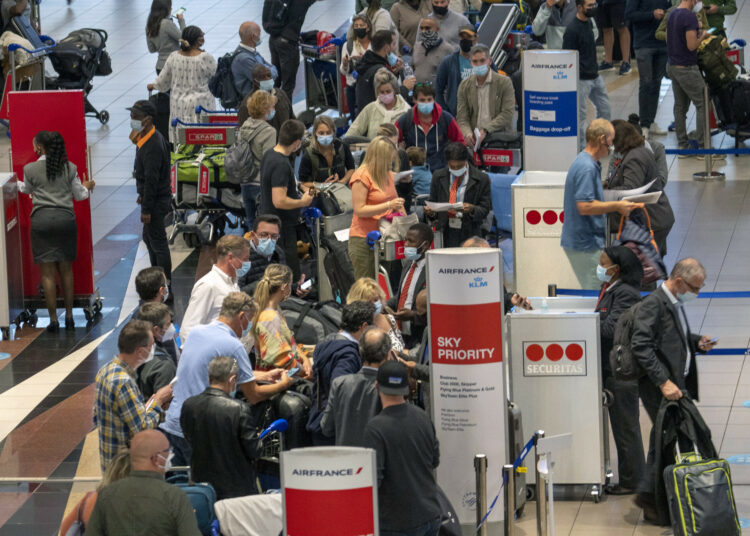 El mundo aísla al sur de África y crece la preocupación por la variante Omicrón