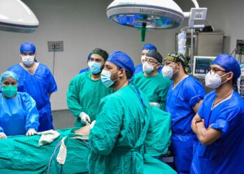 Ministro Alabi se une a la jornada quirúrgica en el Hospital de San Miguel